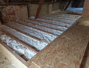 Zateplení stropu rodinného domu pomocí foukané izolace